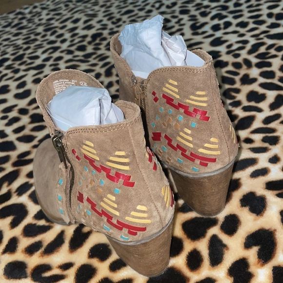 •NAUGHTY MONKEY• NWOB brown Aztec/tribal ankle print booties - Picture 6 of 10